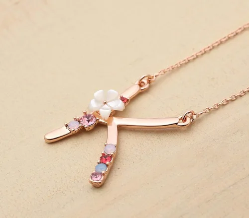 Vista 3 de Collar Gemmance de flor, con inicial, de amatista, rosa, rubí rojo, ópalo azul, perla sintética, con nombre, de joyería, hecha con cristales
