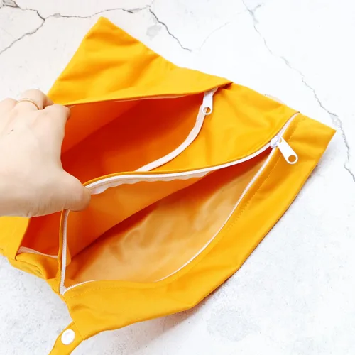 Vista 9 de 2 bolsas para pañales de tela húmedos y secos, impermeables, reutilizables, con dos bolsillos con cremallera, para viajes, playa, piscina