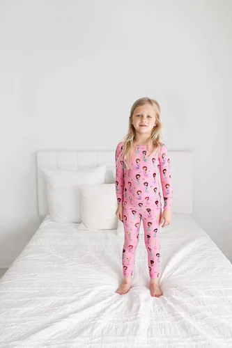 Vista 21 de Posh Peanut Pijamas para niñas, suaves, de viscosa de bambú para niños, pijamas a juego de manga larga para niñas