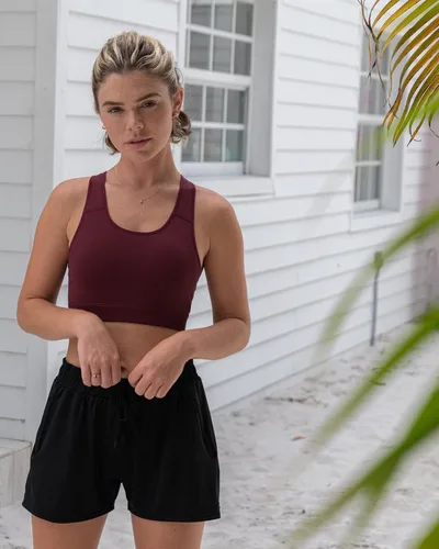 Vista 3 de Real Essentials - Paquete de 4 unidades pantalones cortos deportivos para mujer con bolsillos con cremallera (disponible en tallas grandes)