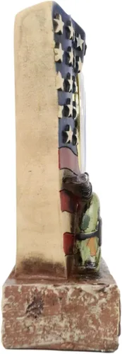 Vista 4 de Ebros Gift Patriótico Americano veterano militar soldado caído Estados Unidos Old Faithful Flag Rifle y táctico Camo casco escritorio mesa reloj