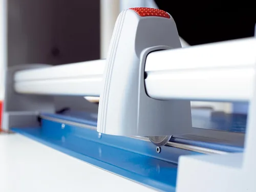 Vista 3 de Dahle 440 Recortador rotativo premium, longitud de corte de 14 pulgadas, capacidad de 30 hojas, afilado automático, abrazadera automática, cortador