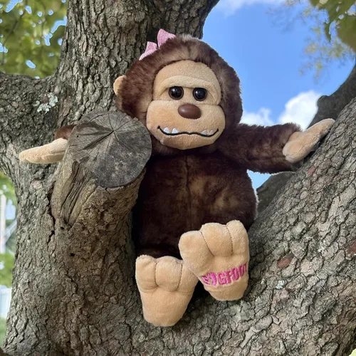 Vista 2 de The Petting Zoo Bigfoot Girl - Peluche de animal de peluche, regalos para niños, animales salvajes de la vida silvestre, mono de pie grande, juguete
