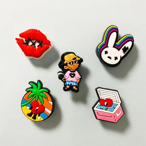 Vista 4 de Kinearcharms 30, 50, 75, 120 piezas diferentes de dijes para zapatos para decoración de sandalias para mujeres y hombres, dijes de PVC