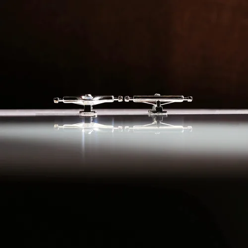 Vista 3 de NOAHWOOD Fingerboards Parts Professional Prince III - Camiones abatibles (1.34 pulgadas) + tuercas de autobloqueo actualizadas (blanco plateado)