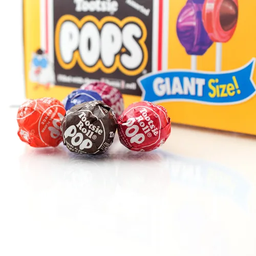 Vista 4 de Tootsie Pops - Caramelo gigante original con centro de chocolate - Bolsa de más de 3.5 libras de caramelos surtidos - Cinco sabores clásicos - Sin
