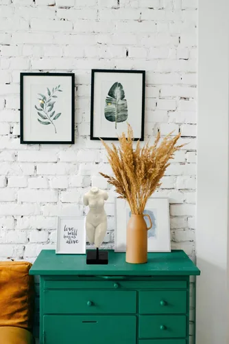 Vista 6 de Galt International Estatua de cuerpo de mármol de polietileno de 13.5 pulgadas con pedestal negro para decoración del hogar, escultura de dios