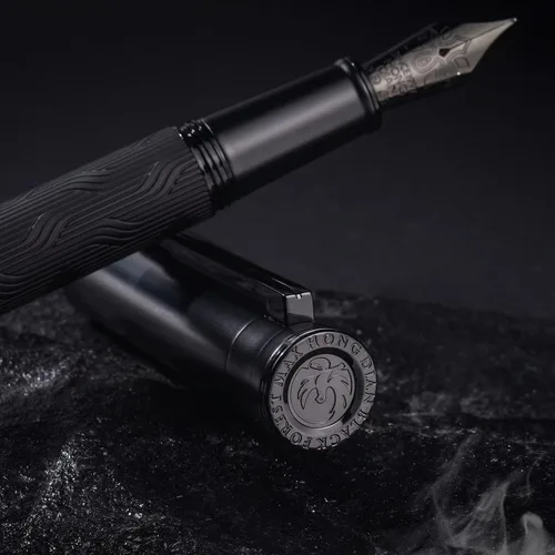 Vista 4 de HONG DIAN Black Forest Max - Pluma estilográfica, punta mediana con recubrimiento de titanio, nudo chino, grabado, bolígrafo de escritura suave
