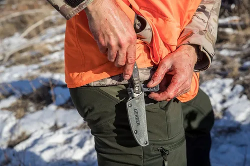 Vista 7 de Gerber Gear Downwind Caper - Cuchillo de hoja fija con funda para equipo de caza, color negro