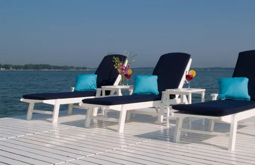 Vista 2 de POLYWOOD Tumbona blanca náutica HDPE con brazos y ruedas, silla de madera apilable para relajación al aire libre Blanco