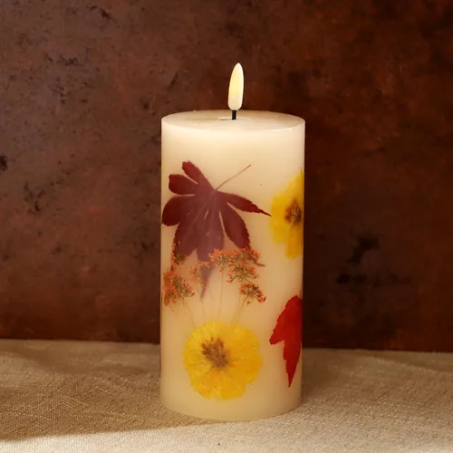 Vista 11 de Velas de abedul real sin llama incrustadas con bayas rojas, velas de Navidad sin llama con control remoto, velas tipo pilar que funcionan