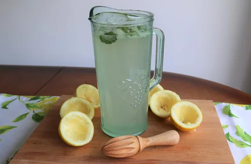 Vista 6 de efo Exprimidor de limón de madera - Exprimidor de cítricos y exprimidor de mano - Escariador de madera Good Grips para limones, limas y naranjas