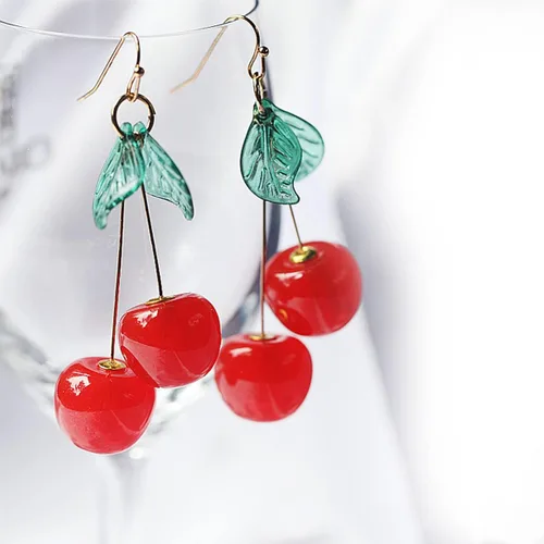 Vista 2 de Bonitos aretes de cereza para mujeres y niñas, divertidos aretes colgantes de fruta roja, chapados en oro de 18 quilates, dije de hoja verde, borla