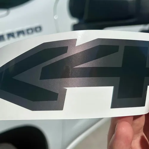 Vista 4 de Calcomanías de gancho dorado 4x4 carbón metálico para Chevy Silverado 2019