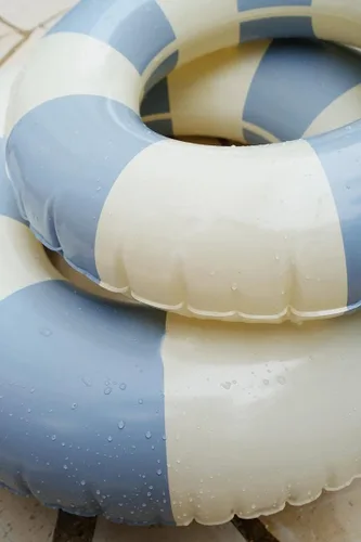 Vista 2 de Anillo de natación grande con asas para niños y adultos, tubos interiores de piscina clásicos a rayas de 35 pulgadas, flotadores inflables