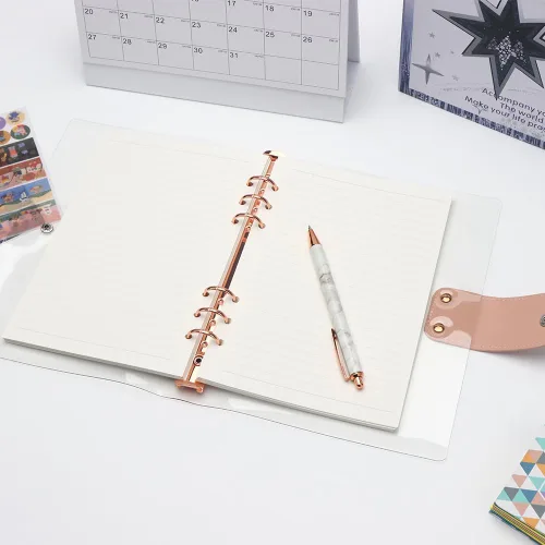 Vista 4 de Carpeta transparente A5 con 6 anillas, cubierta de PVC suave, anillo redondo de oro rosa, botón a presión, protector de cuaderno recargable con 90