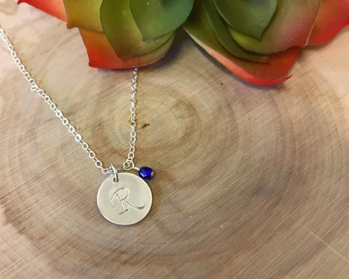Vista 4 de Collar de plata esterlina con dije con letra inicial y el mes de nacimiento, pequeño disco de cartas personalizadas Dainty, pequeño