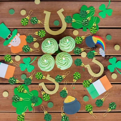 Vista 2 de Juego de adornos de tréboles del día de San Patricio, 48 piezas de trébol de la buena suerte, adornos colgantes decorativos de trébol verde