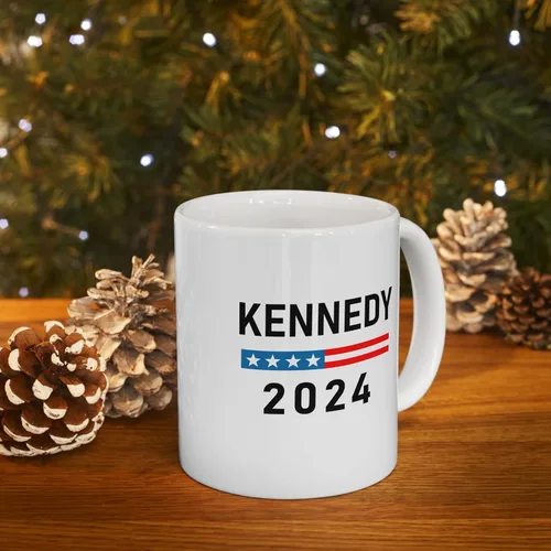 Vista 4 de Brian Bula Kennedy 2024 - Taza de café de doble cara con texto en inglés "Drink to President RFK Jr. 2024