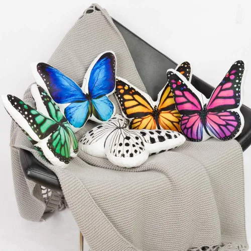 Vista 5 de JWH Almohada decorativa de mariposa 3D, almohada de animales estética, de peluche, funda de almohada con estampado de bonito cojín para cama, sofá