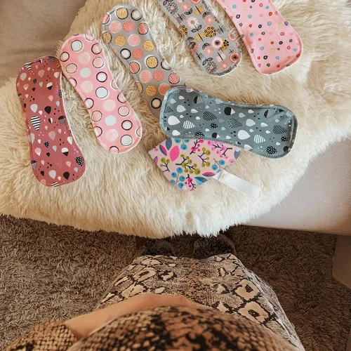 Vista 4 de Bolsa húmeda con doble bolsillo; mantén las almohadillas frescas en un lado, usa las del otro; almacenamiento perfecto para pantimedias sanitarias