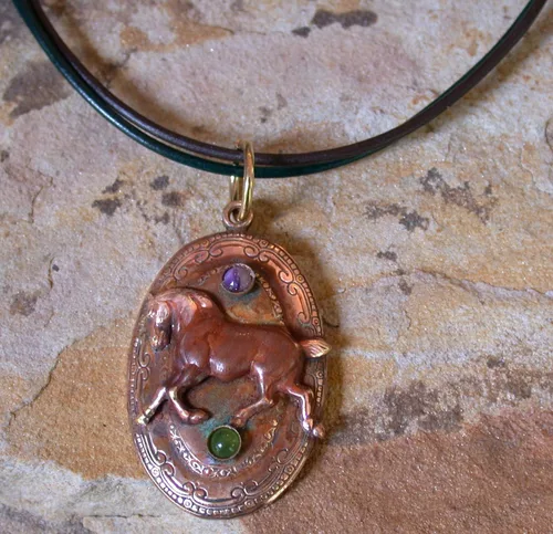 Vista 2 de Elaine Coyne Collectible Artwear Earth Patina Ecuestre Trotting Horse Colgante - Charoita, Jade - Hecho en Estados Unidos, Latón, Charoita