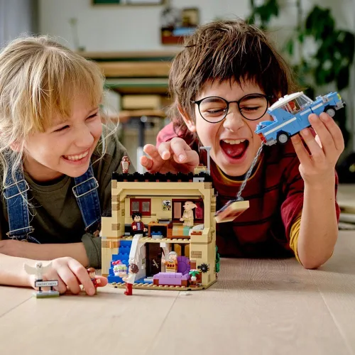 Vista 3 de LEGO Harry Potter 4 Privet Drive 75968 Casa y Coche Volador Ford Anglia, Regalos del Mundo Mágico para Niños, Niñas y Niños con Minifiguras de Harry