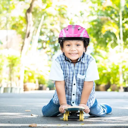 Vista 5 de Juego de casco para niños con equipo de protección deportiva: rodilleras, coderas, muñequeras, casco ajustable para niñas de 3 a 8 años de edad