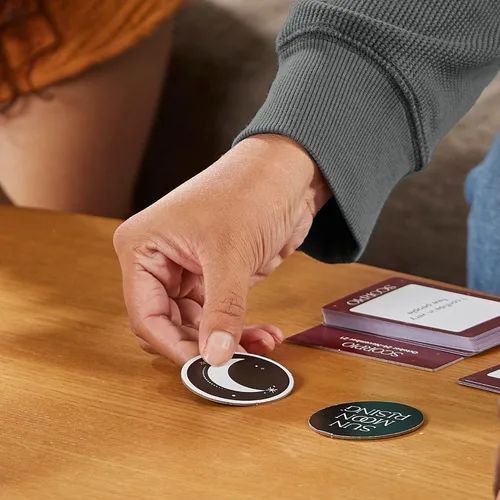 Vista 5 de Hasbro Gaming Juego de cartas de fiesta con temática de astrología para adultos y adolescentes, 3 a 6 jugadores, divertidas actividades de verano