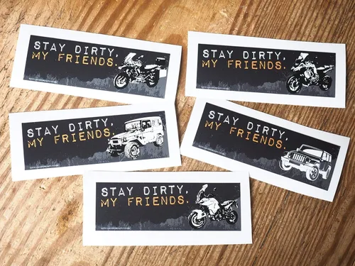Vista 2 de Adhesivo de vinilo para parachoques Stay Dirty My Friends Offroad para KTM, BMW GS, Land Cruiser FJ40, 4x4, 4WD Para motociclistas y Overlanders