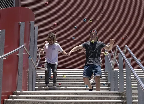 Vista 5 de Waboba Moon Ball - Paquete de 5 unidades, rebota fuera de este mundo, diseño original patentado, cráteres hacen sonidos pop, fácil de agarrar