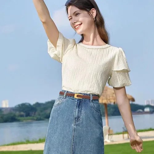 Vista 287 de Cinturón de cuero clásico con hebilla de metal para mujer con vestido de jeans