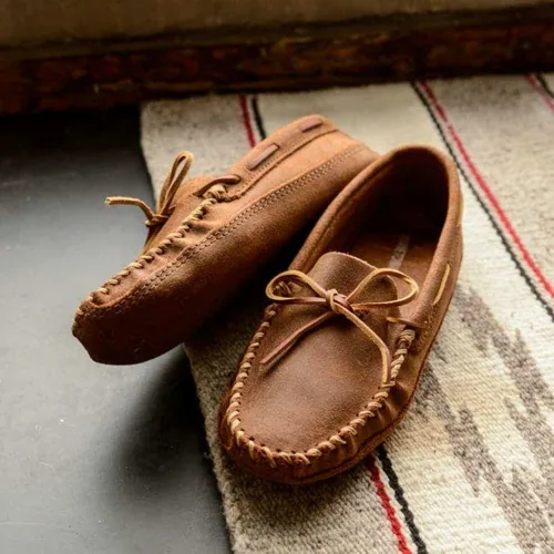 Vista 3 de Minnetonka Suela de cuero suave de doble fondo para hombre Marrón Ruff
