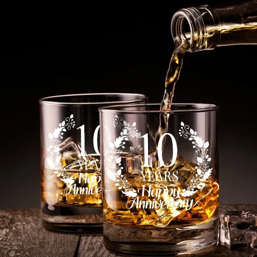 Vista 4 de Perfectinsoy Juego de regalo de cristal de whisky de 10 años de feliz aniversario, regalo de boda para mamá, papá, abuelos, alma gemela, pareja