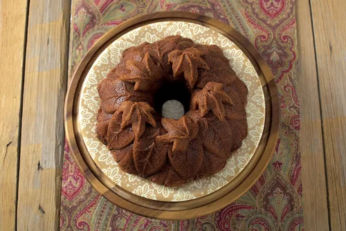 Vista 3 de Nordic Ware Harvest Leaves Bundt - Molde para pan de bronce y cosecha