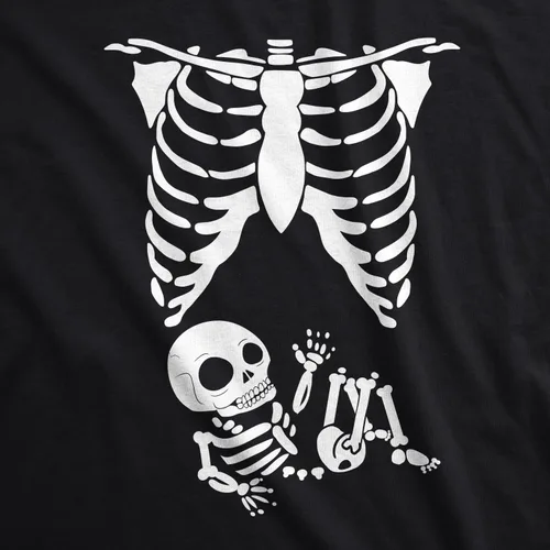 Vista 2 de Playera de disfraz para Halloween, diseño chistoso de esqueleto de bebé, para embarazadas, para madres.