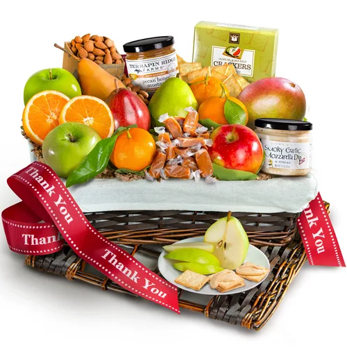 Vista 11 de Un regalo dentro de la cesta de regalo de frutas, nueces y queso: peras frescas, manzanas, naranjas, queso Gouda, galletas, almendras, galletas