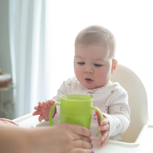 Vista 13 de Dr. Brown's Juego de iniciación de alimentación para niños pequeños, paquete de viaje con taza de entrenamiento sin boquilla Cheers360 con asas