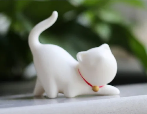 Vista 2 de DMtse Estatua de gato de cerámica de porcelana blanca hecha a mano para adornos para el hogar, tamaño de palma para permanecer en tu mano, regalo