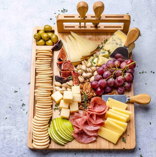 Vista 4 de Juego de tabla de queso de bambú y cuchillos de 14 x 11 pulgadas – Tabla de cortar queso de madera, bandeja de servir, juego de tabla de embutidos