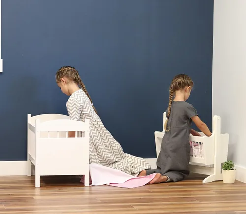Vista 4 de Juguete de cuna de lujo para muñecas, diseñado para muñecas de 16 a 20 pulgadas, colección de Katie, ropa de cama incluida (acabado blanco)