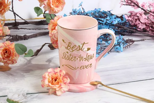 Vista 4 de Taza con texto en inglés "Best Sister in Law Ever", regalos de hermana o cuñado, 14 onzas, color rosa con caja de regalo, cuchara, posavasos