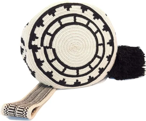 Vista 4 de Mochila Wayuu original para mujer, bolsos boho colombianos, hechos a mano con grandes borlas de aspecto agradable