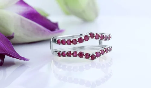 Vista 3 de Dazzlingrock Collection Anillo realzador de anillo de boda de doble guardia de rubí redondo para mujer en oro