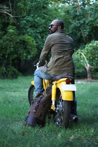 Vista 10 de Bolsa de lona para motocicleta de cuero genuino de grano completo resistente de inspiración militar Alforja Bolsa de fin de semana Con correas
