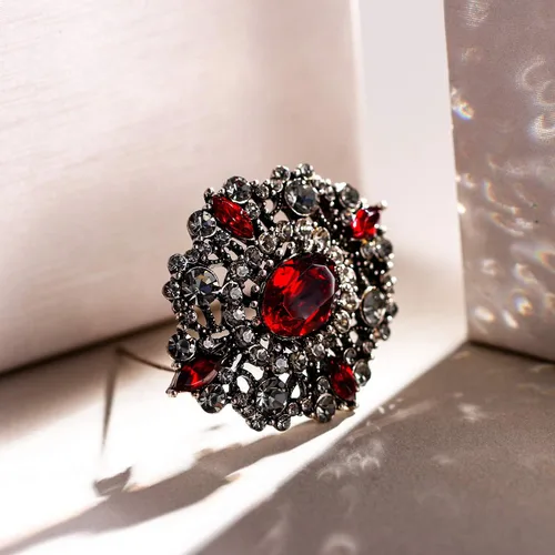 Vista 2 de EVER FAITH Broche de filigrana hueco para banquete vintage elegante con cristal marquesa para mujer