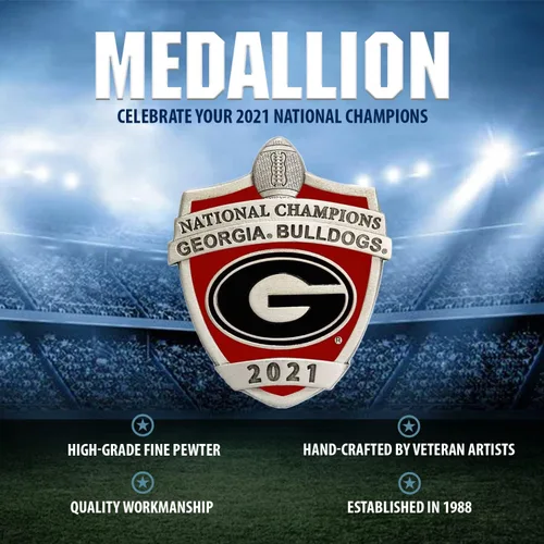 Vista 3 de Heritage Pewter Georgia Bulldogs 2021-2022 National Champions Juego de baúl de cristalería Dos copas de vino de 12 onzas con enfriador de botellas