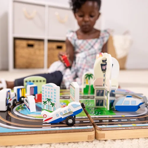 Vista 7 de Melissa & Doug Juego de aeropuerto para llevar, vehículos, pistas incorporadas para niños y niñas de 3 años en adelante - Certificado FSC