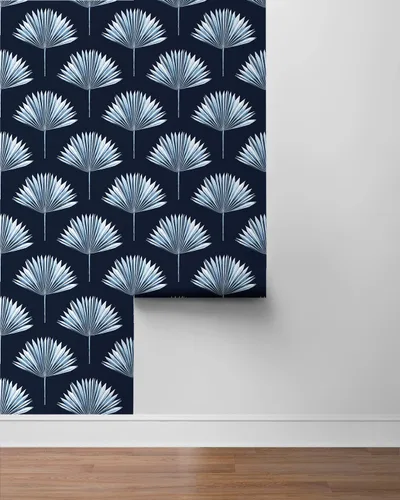 Vista 8 de NextWall Papel tapiz tropical para despegar y pegar con palmeras (azul marino)