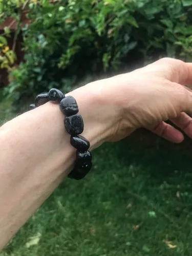 Vista 6 de Pulsera elástica con piedras pulidas de turmalina negra 8 pulgadas de largo que se ajusta cómodamente a una muñeca de 5.5 a 7 pulgadas, Piedra